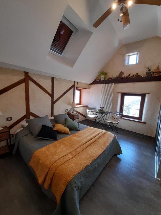 Les Hotes Du Lac, Chambres Et Tables D'Hotes Mandailles  エクステリア 写真